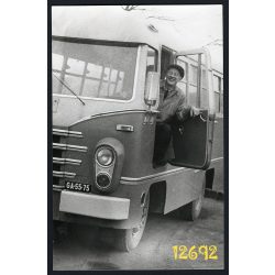   Eredeti fotó, papírkép. Ikarus AMG-408 autóbusz a sofőrjével, I.telep 1961. Székesfehérvár (?), jármű, közlekedés, autóbusz 