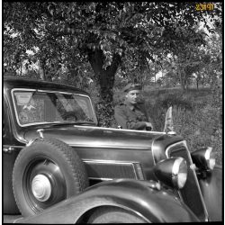   Magyar katona, repülős tiszt Auto Union DKW személygépkocsival, autó, jármű, közlekedés, 2. világháború, Magyarország, 1940-es évek, Eredeti fotó negatív!