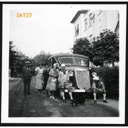   Elegáns család autóbusszal, kutyával, busz, jármű, közlekedés, 1930-as évek, Eredeti fotó, papírkép. 