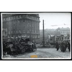   1956-os forradalom, Budapest, szétlőtt ház a Boráros téren, üzlet, kirakat, 1950-es évek, Eredeti fotó, papírkép.  