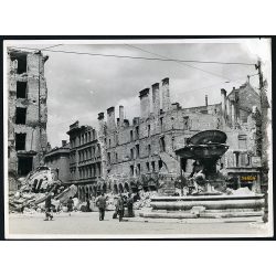   Nagyobb méret, Szendrő István fotóművészeti alkotása, a romos Budapest, Kálvin tér, 2. világháború, 1945, 1940-es évek. Eredeti, pecséttel jelzett fotó, papírkép, sarka sérült, kopott. Dekorációnak, a