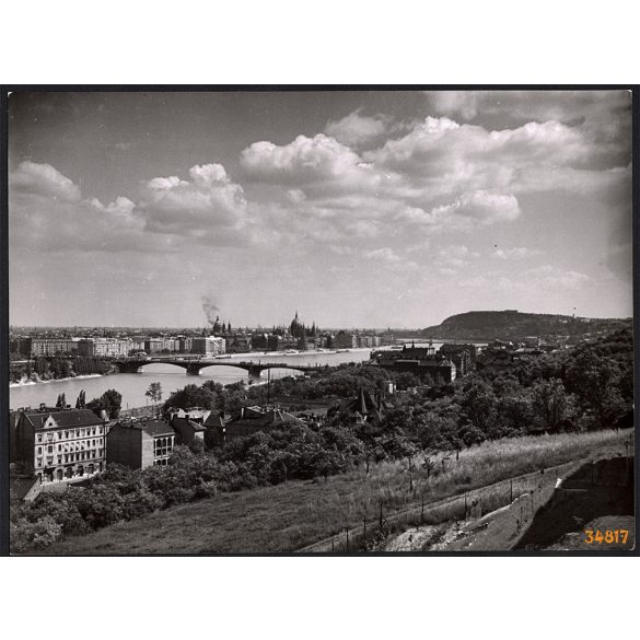 Nagyobb méret, Szendrő István fotóművészeti alkotása, Budapesti panoráma az 1945 előtti időszakból,  1940-es évek. Eredeti, pecséttel jelzett fotó, papírkép, Agfa Brovira papíron. Dekorációnak, ajándé