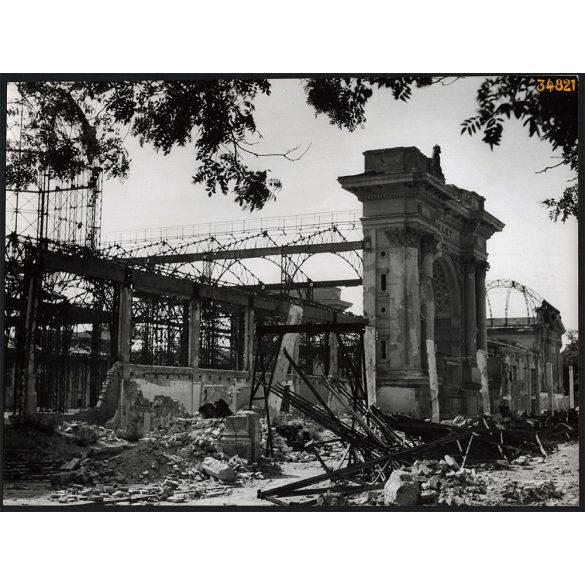 Nagyobb méret, Szendrő István fotóművészeti alkotása. A lebombázott Iparcsarnok épülete a Városligetben,  1945. Eredeti, pecséttel jelzett fotó, papírkép. Dekorációnak, ajándéknak is kiváló.