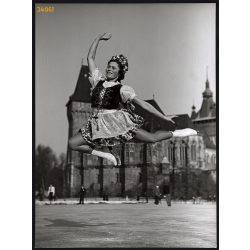   Nagyobb méret, Szendrő István fotóművészeti alkotása. Műkorcsolyázó a Városligetben, Budapest, magyaros ruha, sport, 1930-as évek. Eredeti, pecséttel jelzett fotó, papírkép, Agfa Brovira papíron. Deko