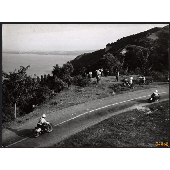 Nagyobb méret, Szendrő István fotóművészeti alkotása. Tihany, motorverseny, jármű, közlekedés, sport, 1930-as évek. Eredeti, pecséttel jelzett fotó, papírkép, Agfa Brovira papíron. Dekorációnak, ajánd