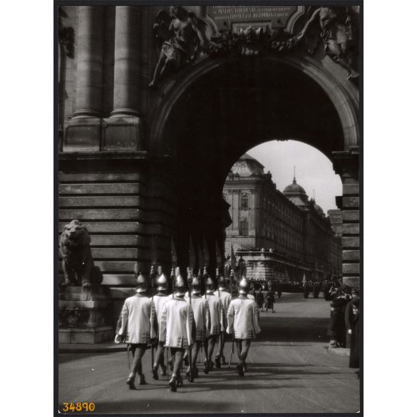 Nagyobb méret, Szendrő István fotóművészeti alkotása. Budapest, Budai vár, menetelő koronaőrök, egyenruha, helytörténet,  1930-as évek. Eredeti, pecséttel jelzett fotó, papírkép, Agfa Brovira papíron.