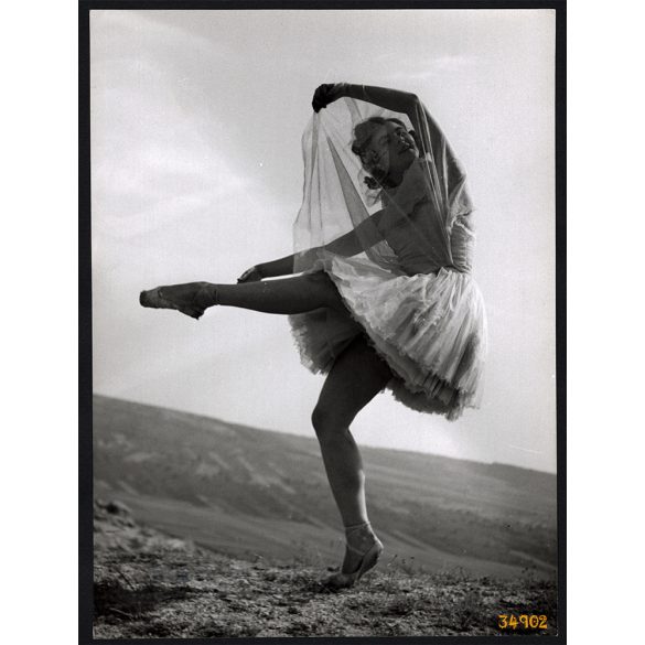 Nagyobb méret, Szendrő István fotóművészeti alkotása. Balerina fátyollal, tánc, művészet, 1930-as évek. Eredeti, pecséttel jelzett fotó, papírkép, Agfa Brovira papíron. Dekorációnak, ajándéknak is kiv