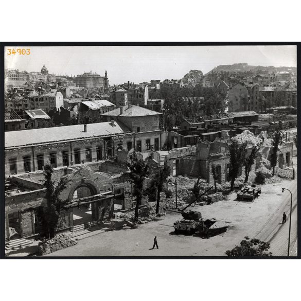 Nagyobb méret, Szendrő István fotóművészeti alkotása. Budapest, Alkotás út,  Déli pályaudvar, a háború után, romos házak, szétlőtt tank, 2. világháború, 1945, 1940-es évek. Eredeti, pecséttel jelzett 