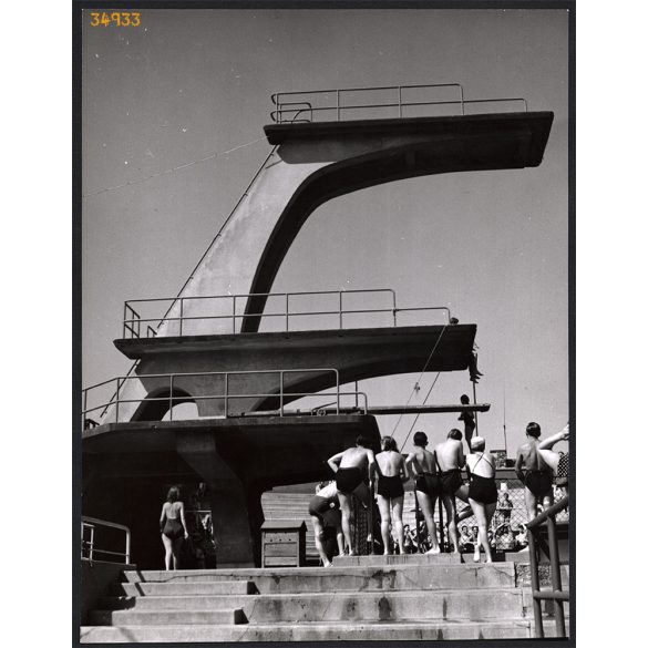 Nagyobb méret, Szendrő István fotóművészeti alkotása. Nemzeti Sportuszoda, Budapest, Margit-sziget, sport, strand, fürdőruha,  műugró torony, 1930-as évek. Eredeti, pecséttel jelzett fotó, papírkép, A