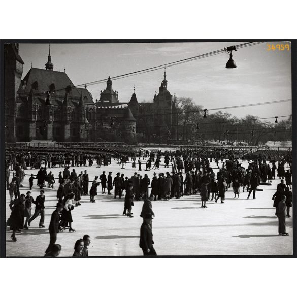 Nagyobb méret, Szendrő István fotóművészeti alkotása. Budapest, városligeti műjégpálya, Vajdahunyad vára, 1930-as évek. Eredeti, pecséttel jelzett fotó, papírkép, Agfa Brovira papíron. Dekorációnak, a