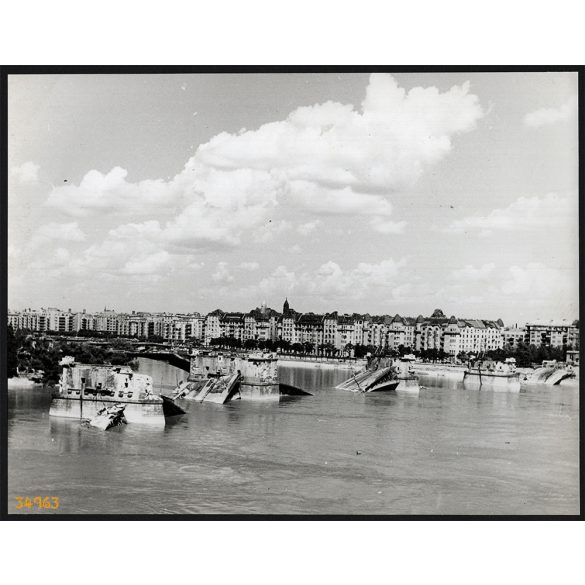 Nagyobb méret, Szendrő István fotóművészeti alkotása. Háború után, 2. világháború, Margit híd, romos pesti házak, 1945, 1940-es évek. Eredeti, pecséttel jelzett fotó, papírkép, Agfa Brovira papíron. D