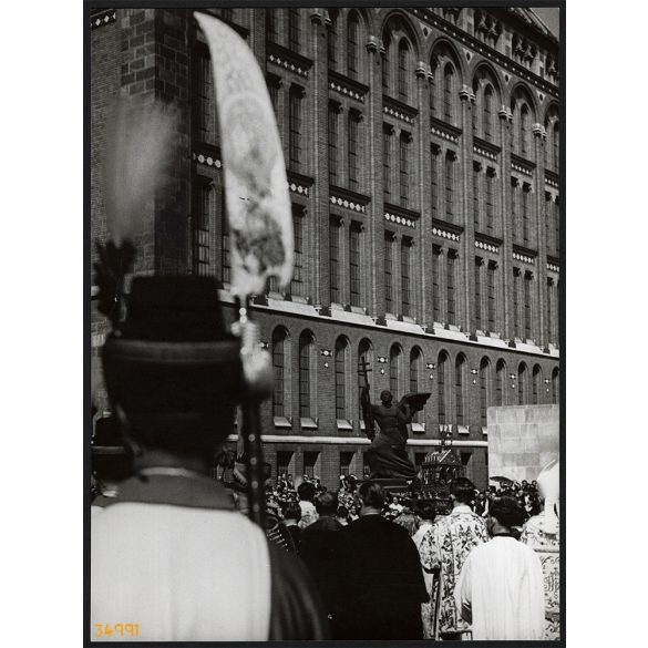 Nagyobb méret, Szendrő István fotóművészeti alkotása. Budapest, Szent Jobb körmenet, alabárdos koronaőr, egyenruha, 1930-as évek. Eredeti, pecséttel jelzett fotó, papírkép, Agfa Brovira papíron. Dekor