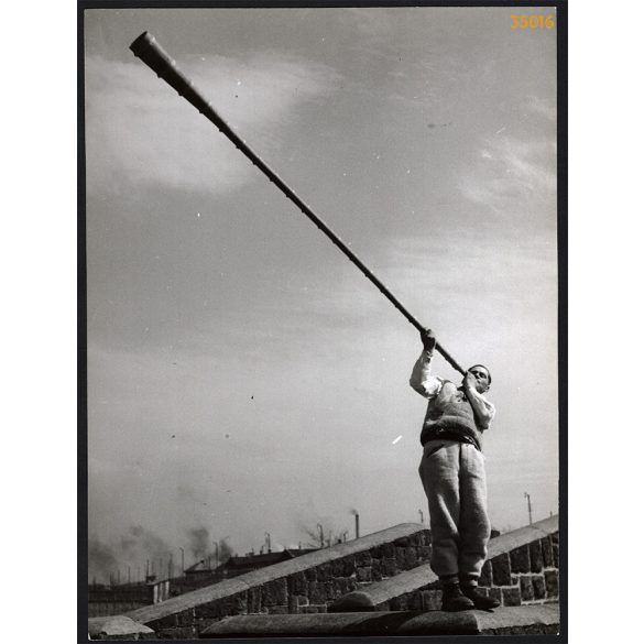 Nagyobb méret, Szendrő István fotóművészeti alkotása. Férfi havasi kürttel, csángó (Erdély) népviseletben, néprajz, helytörténet, 1930-as évek. Eredeti, pecséttel jelzett fotó, papírkép, Agfa Brovira 