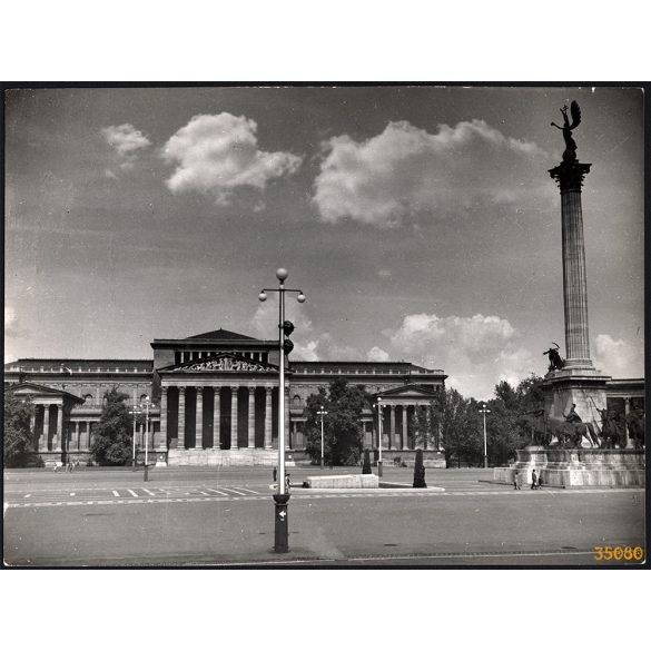 Nagyobb méret, Szendrő István fotóművészeti alkotása. Budapest, Hősök tere, Szépművészeti múzeum, 1930-as évek. Eredeti, pecséttel jelzett fotó, papírkép. Dekorációnak, ajándéknak is kiváló. 