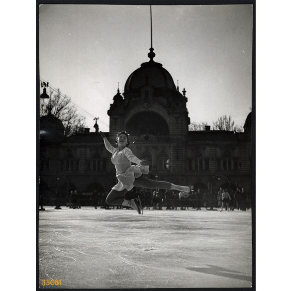 Nagyobb méret, Szendrő István fotóművészeti alkotása. Budapest, Városligeti műjégpálya, műkorcsolyázó nő, 1930-as évek. Eredeti, pecséttel jelzett fotó, papírkép, Agfa Brovira papíron. Dekorációnak, a