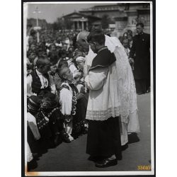   Nagyobb méret, Szendrő István fotóművészeti alkotása. Budapest, Hősök tere, 34. Eucharisztikus Világkongresszus, egyházi méltóságok, 1930-as évek, 1938. Eredeti, pecséttel jelzett fotó, papírkép. Deko