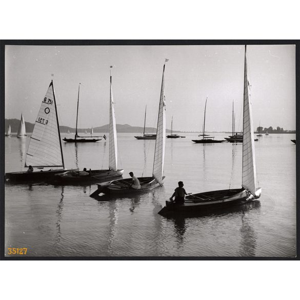 Nagyobb méret, Szendrő István fotóművészeti alkotása. Vitorlások a Balatonon, 1930-as évek. Eredeti, pecséttel jelzett fotó, papírkép, Agfa Brovira papíron. Dekorációnak, ajándéknak is kiváló. 