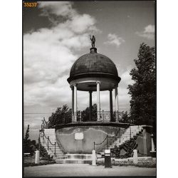   Nagyobb méret, Szendrő István fotóművészeti alkotása. Budapest, Margitszigeti zenélő kút, 1930-as évek. Eredeti, pecséttel jelzett fotó, papírkép, Agfa Brovira papíron. Dekorációnak, ajándéknak is kiv