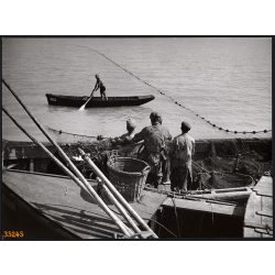   Nagyobb méret, Szendrő István fotóművészeti alkotása. Halászat a Balatonon, csónak, háló, 1930-as évek. Eredeti, pecséttel jelzett fotó, papírkép, Agfa Brovira papíron. Dekorációnak, ajándéknak is kiv