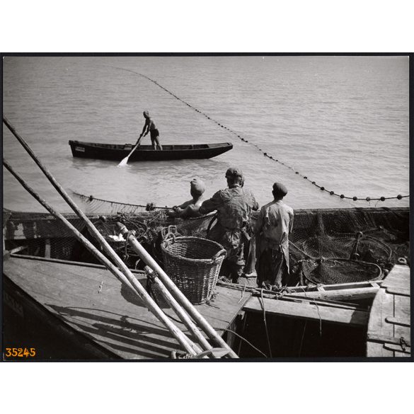 Nagyobb méret, Szendrő István fotóművészeti alkotása. Halászat a Balatonon, csónak, háló, 1930-as évek. Eredeti, pecséttel jelzett fotó, papírkép, Agfa Brovira papíron. Dekorációnak, ajándéknak is kiv