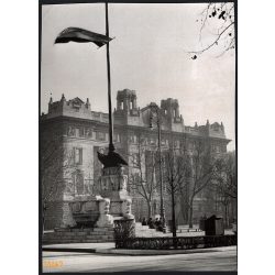   Nagyobb méret, Szendrő István fotóművészeti alkotása. Budapest, V. kerület, Szabadság tér, Erkélyes országzászló, 1930-as évek. Eredeti, pecséttel jelzett fotó, papírkép, Agfa Brovira papíron. Dekorác