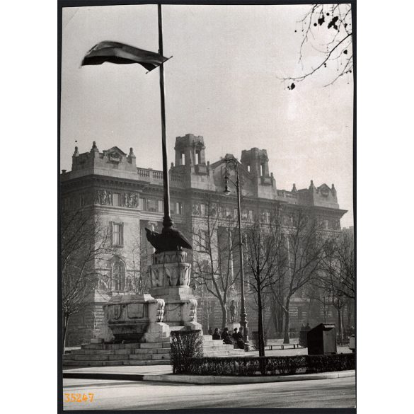 Nagyobb méret, Szendrő István fotóművészeti alkotása. Budapest, V. kerület, Szabadság tér, Erkélyes országzászló, 1930-as évek. Eredeti, pecséttel jelzett fotó, papírkép, Agfa Brovira papíron. Dekorác