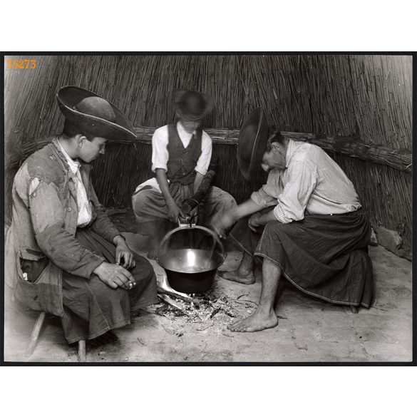 Nagyobb méret, Szendrő István fotóművészeti alkotása. Csikósok, pásztorok a bogrács körül, kalapban, zsáner, néprajz, 1930-as évek. Eredeti, pecséttel jelzett fotó, papírkép, Agfa Brovira papíron. Dek