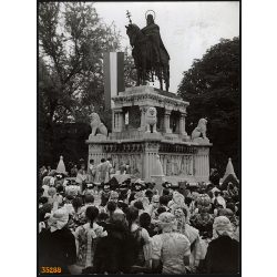   Nagyobb méret, Szendrő István fotóművészeti alkotása. Budapest, Budai vár, Szent István lovasszobra, ünnepség, 1930-as évek. Eredeti, pecséttel jelzett fotó, papírkép, Agfa Brovira papíron. Dekoráción