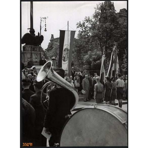 Nagyobb méret, Szendrő István fotóművészeti alkotása. Budapest, V. kerület, Szabadság tér, Erkélyes országzászló, ünnepség, trombita, 1930-as évek. Eredeti, pecséttel jelzett fotó, papírkép, Agfa Brov