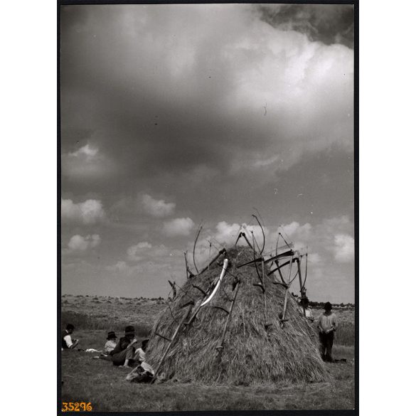 Nagyobb méret, Szendrő István fotóművészeti alkotása. Pihenő parasztok a mezőn, aratás, kaszák a szalmakazalban, néprajz, népviselet, 1930-as évek. Eredeti, pecséttel jelzett fotó, papírkép, Agfa Brov