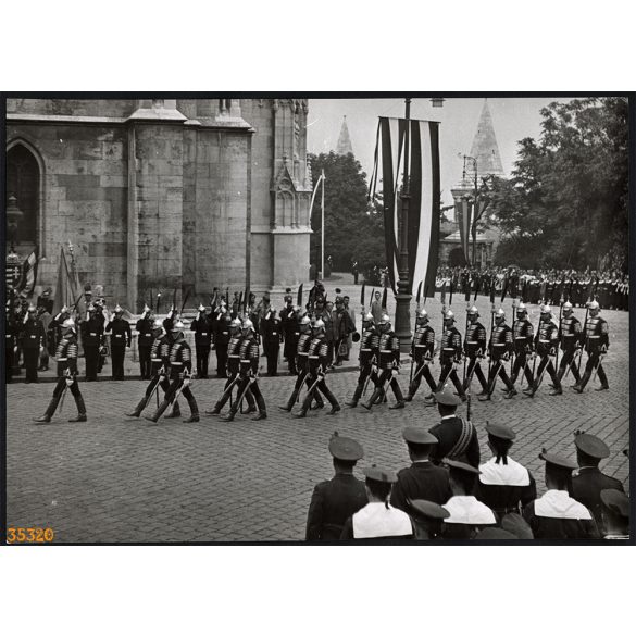 Nagyobb méret, Szendrő István fotóművészeti alkotása. Budapest, Budai vár, ünnepség, felvonulás, 1930-as évek. Eredeti, pecséttel jelzett fotó, papírkép, Agfa Brovira papíron. Dekorációnak, ajándéknak