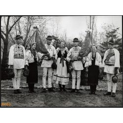   Nagyobb méret, Szendrő István fotóművészeti alkotása. Fiatalok Gyimesközéploki (Hargita megye) népviseletben, 1930-as évek. Eredeti, pecséttel jelzett fotó, papírkép, Agfa Brovira papíron. Dekorációna