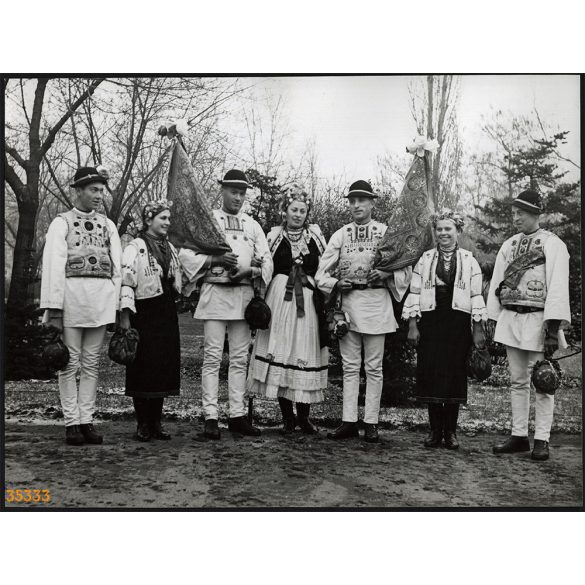 Nagyobb méret, Szendrő István fotóművészeti alkotása. Fiatalok Gyimesközéploki (Hargita megye) népviseletben, 1930-as évek. Eredeti, pecséttel jelzett fotó, papírkép, Agfa Brovira papíron. Dekorációna