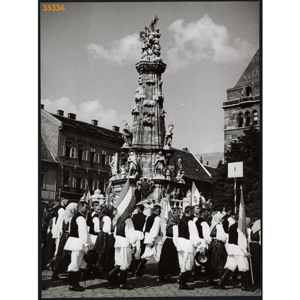 Nagyobb méret, Szendrő István fotóművészeti alkotása. Budapest, Budavári Szentháromság-emlék, ünnepség, felvonulás, 1930-as évek. Eredeti, pecséttel jelzett fotó, papírkép, Agfa Brovira papíron. 