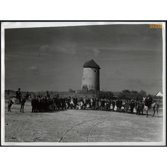 Nagyobb méret, Szendrő István fotóművészeti alkotása. Faluhelyen népviseletben, lovak, malom, 1930-as évek. Eredeti, pecséttel jelzett fotó, papírkép, Agfa Brovira papíron. Dekorációnak, ajándéknak is