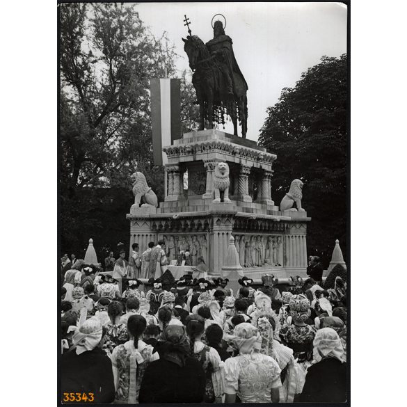 Nagyobb méret, Szendrő István fotóművészeti alkotása. Budapest, Budai vár, Szent István lovasszobra, ünnepség, fényképész, egyházi személyek, 1930-as évek. Eredeti, pecséttel jelzett fotó, papírkép, A