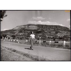   Nagyobb méret, Szendrő István fotóművészeti alkotása. Fiatal nő a Badacsony lábánál, Balaton, 1930-as évek. Eredeti, pecséttel jelzett fotó, papírkép, Agfa Brovira papíron. Dekorációnak, ajándéknak is