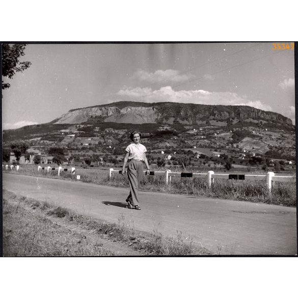 Nagyobb méret, Szendrő István fotóművészeti alkotása. Fiatal nő a Badacsony lábánál, Balaton, 1930-as évek. Eredeti, pecséttel jelzett fotó, papírkép, Agfa Brovira papíron. Dekorációnak, ajándéknak is