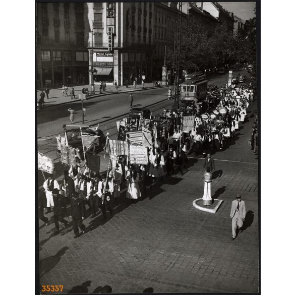 Nagyobb méret, Szendrő István fotóművészeti alkotása. Budapest, Astoria, Gyöngyösbokréta mozgalom, felvonulás népviseletben, villamos, jármű, közlekedés, néprajz. 1930-as évek. Eredeti, pecséttel jelz