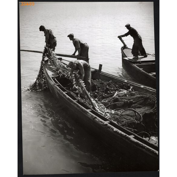 Nagyobb méret, Szendrő István fotóművészeti alkotása. Halászat, halak a halászhálóban, 1930-as évek. Eredeti, pecséttel jelzett fotó, papírkép, Agfa Brovira papíron. Dekorációnak, ajándéknak is kiváló