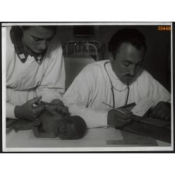   Nagyobb méret, Szendrő István fotóművészeti alkotása. Újszülött Bárány Béla a kórházban, doktor, 1930-as évek. Eredeti, pecséttel jelzett fotó, papírkép, Agfa Brovira papíron. Dekorációnak, ajándéknak