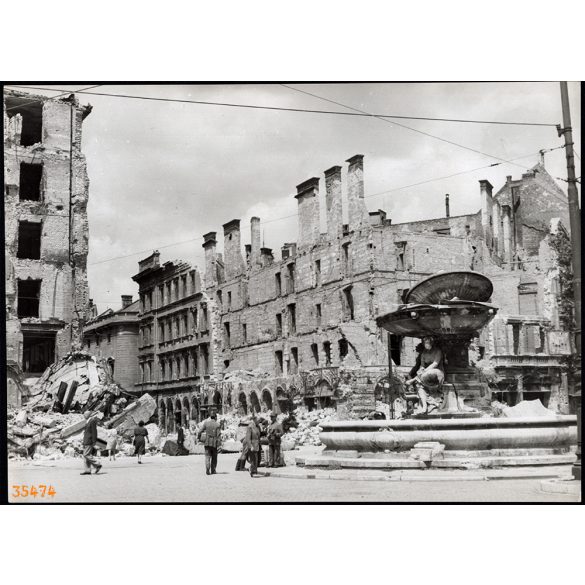 Nagyobb méret, Szendrő István fotóművészeti alkotása. Budapest, Kálvin tér, a háború után, 2. világháború, 1940-es évek. Eredeti, pecséttel jelzett fotó, papírkép. Dekorációnak, ajándéknak is kiváló.