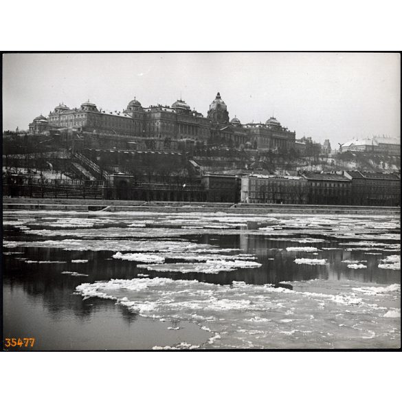 Nagyobb méret, Szendrő István fotóművészeti alkotása. Budapest, Budai vár, jégzajlás a Dunán, tél, 1930-as évek. Eredeti, pecséttel jelzett fotó, papírkép, Agfa Brovira papíron. Dekorációnak, ajándékn