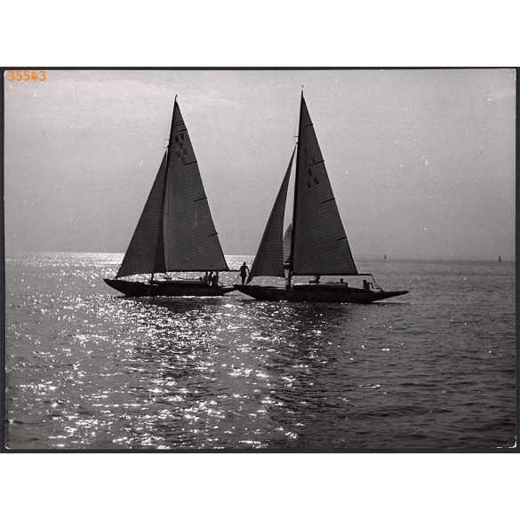 Nagyobb méret, Szendrő István fotóművészeti alkotása. Vitorlások a Balaton vizén, 1930-as évek. Eredeti, pecséttel jelzett fotó, papírkép, Agfa Brovira papíron. Dekorációnak, ajándéknak is kiváló. 