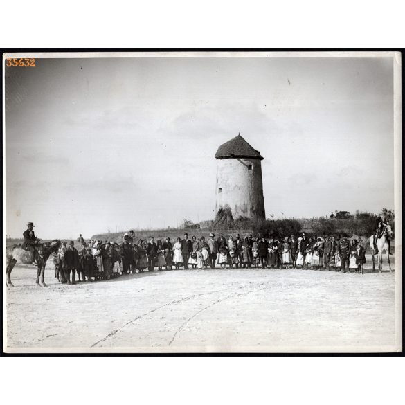 Nagyobb méret, Szendrő István fotóművészeti alkotása. Cigány esküvő, háttérben malom, 1930-as évek. Eredeti, pecséttel jelzett fotó, papírkép. Dekorációnak, ajándéknak is kiváló. 