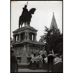   Nagyobb méret, Szendrő István fotóművészeti alkotása. Budapest, Budai vár, Szent István lovasszobra, ünnepség, 1930-as évek. Eredeti, pecséttel jelzett fotó, papírkép. Dekorációnak, ajándéknak is kivá