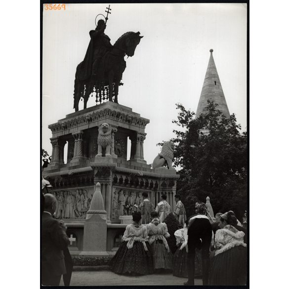 Nagyobb méret, Szendrő István fotóművészeti alkotása. Budapest, Budai vár, Szent István lovasszobra, ünnepség, 1930-as évek. Eredeti, pecséttel jelzett fotó, papírkép. Dekorációnak, ajándéknak is kivá