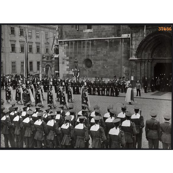 Nagyobb méret, Szendrő István fotóművészeti alkotása, Szent Jobb körmenet, Budapest, őrök, katonák, alul a Magyar Királyi Folyamőrség katonái, 1930-as évek. Eredeti, pecséttel jelzett fotó, papírkép, 