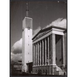   Nagyobb méret, Szendrő István fotóművészeti alkotása, a Pozsonyi úti református templom, Budapest, 1940-es évek. Eredeti, pecséttel jelzett fotó, papírkép, Agfa Brovira papíron. 