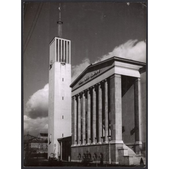 Nagyobb méret, Szendrő István fotóművészeti alkotása, a Pozsonyi úti református templom, Budapest, 1940-es évek. Eredeti, pecséttel jelzett fotó, papírkép, Agfa Brovira papíron. 